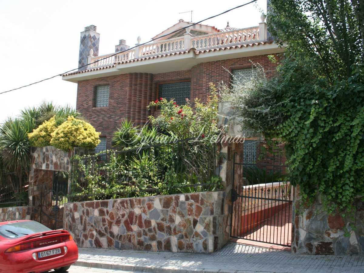 VILLA  ENTRE BARCELONE ET TARRAGONA