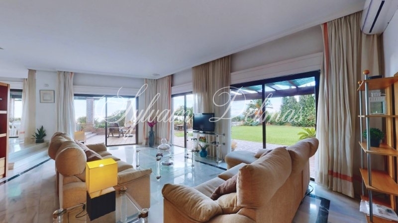 VILLA  BORD D EMER ENTRE MARBELLA ET MALAGA
