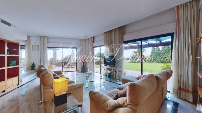 VILLA  BORD D EMER ENTRE MARBELLA ET MALAGA