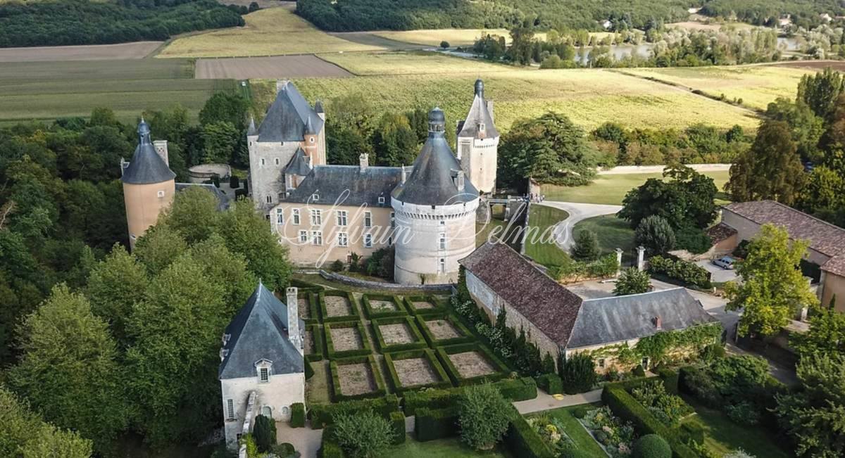 Château historique du XVI -ème sur 62 hectares 