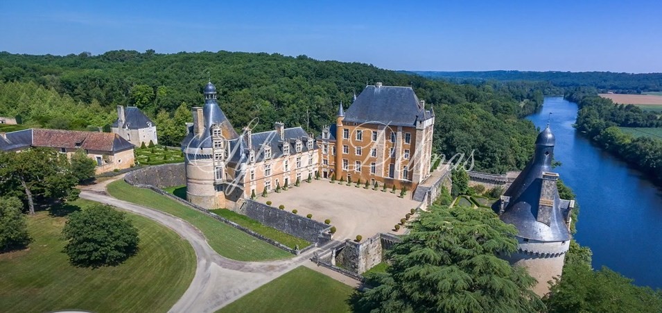 Château historique du XVI -ème sur 62 hectares 