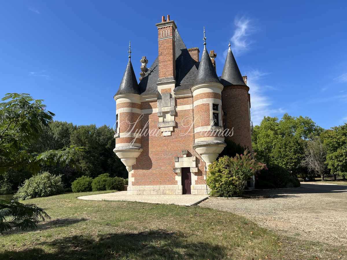 EXCEPTIONNEL Château de XVème proche Romorantin Lanthenay sur 46 hectares