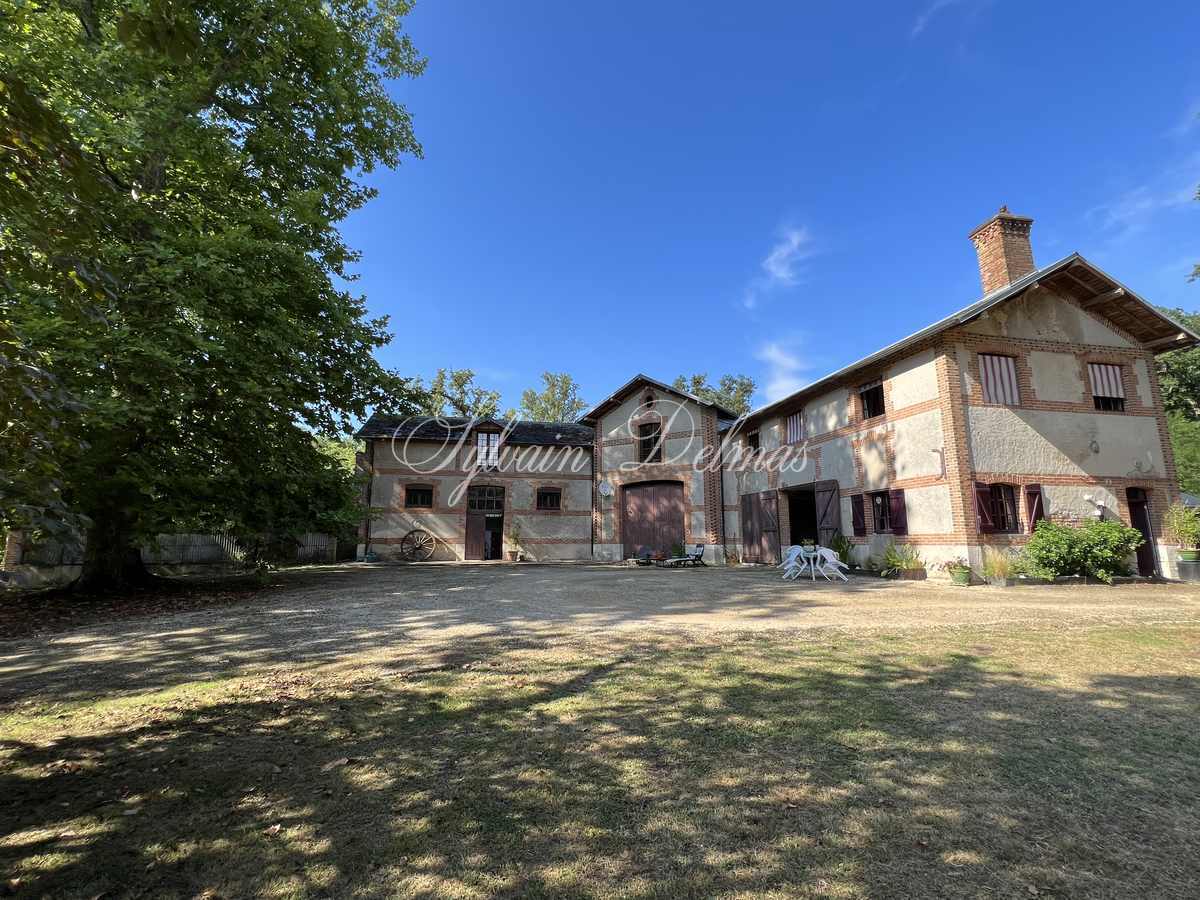 EXCEPTIONNEL Château de XVème proche Romorantin Lanthenay sur 46 hectares
