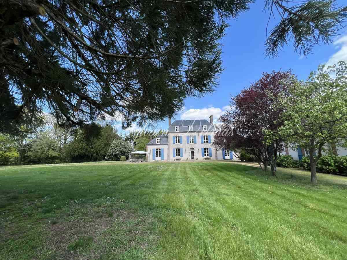 RARE OPPORTUNITE Château sur un domaine de 100 hectares à 1H30 de Paris