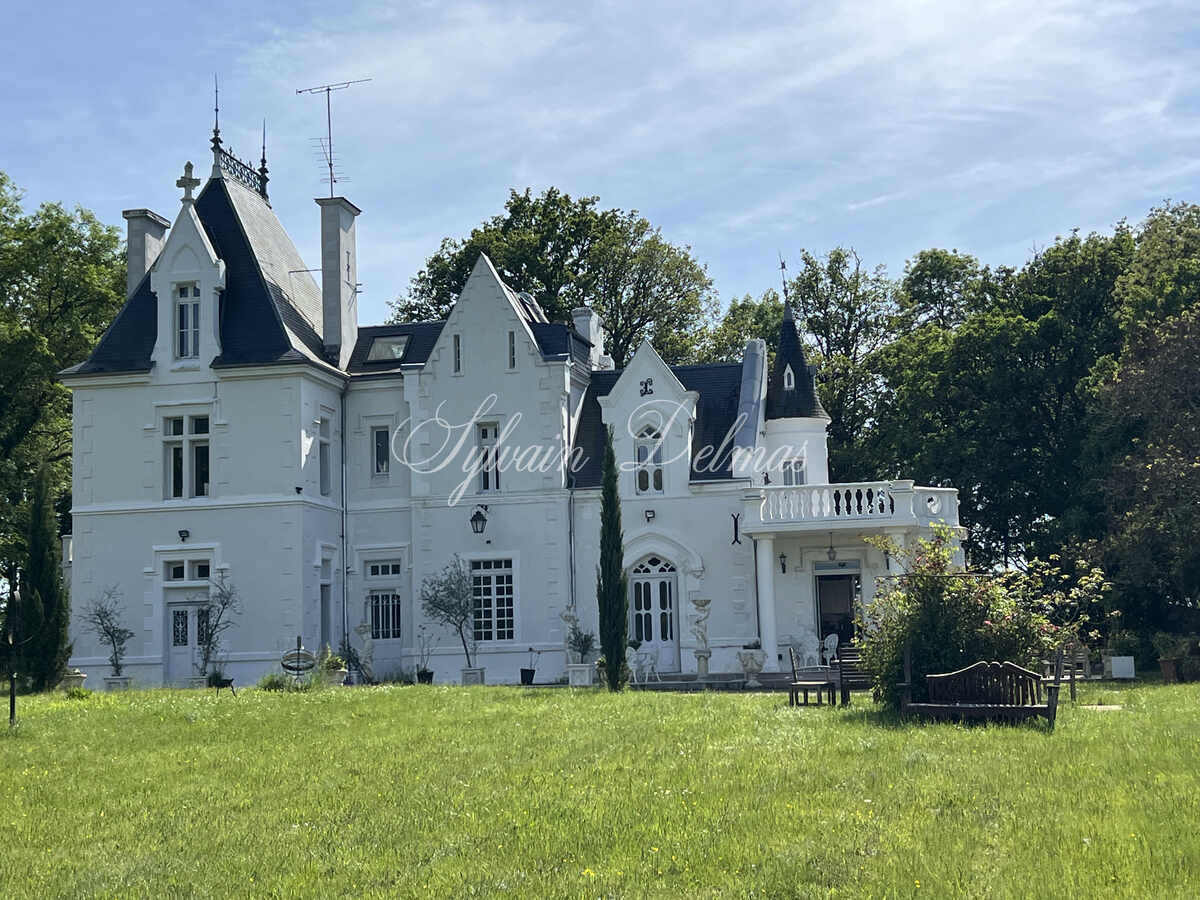 CHÂTEAU DU XIXème dans un écrin de verdure proche de LOCHES