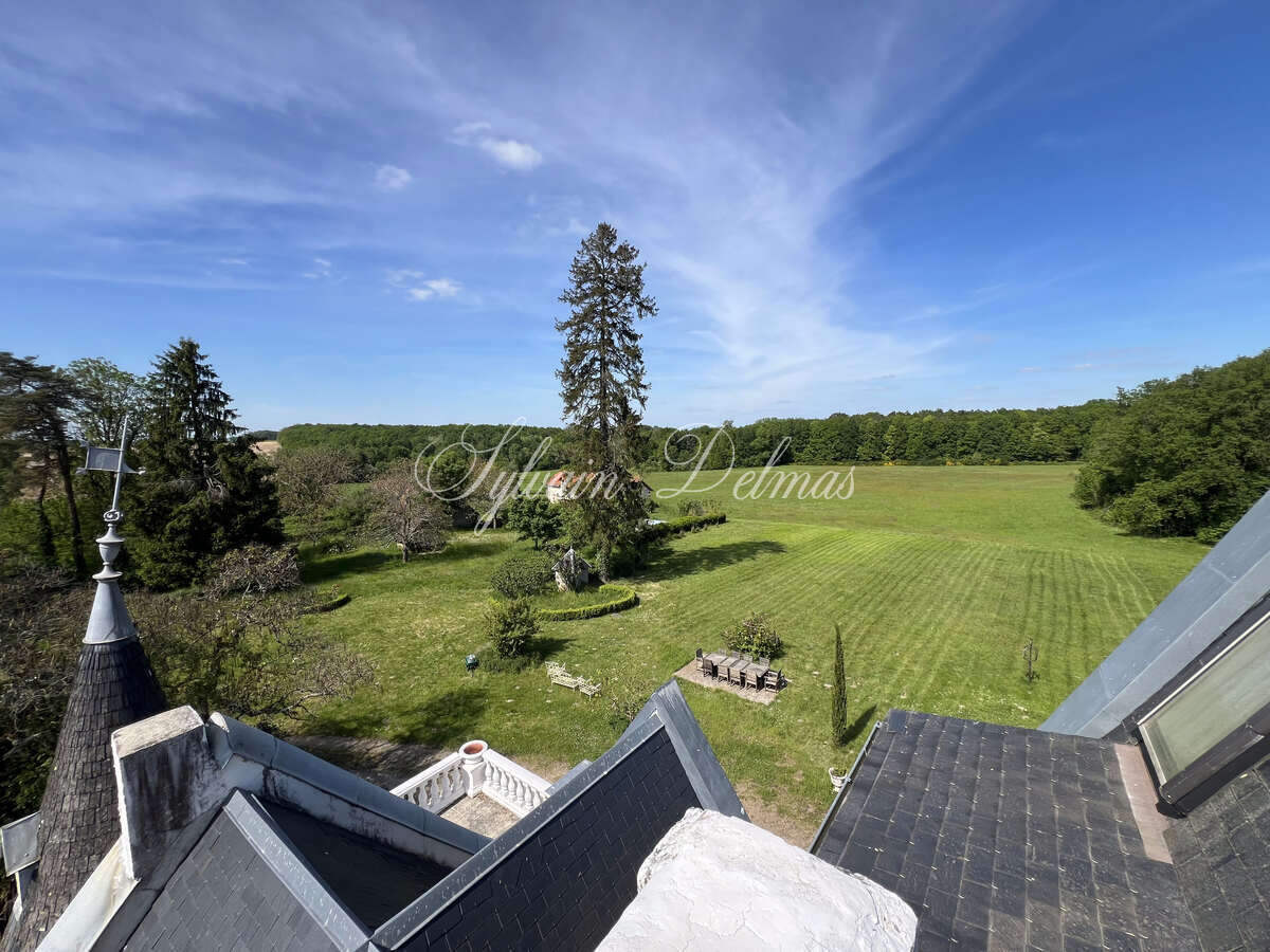 CHÂTEAU DU XIXème dans un écrin de verdure proche de LOCHES