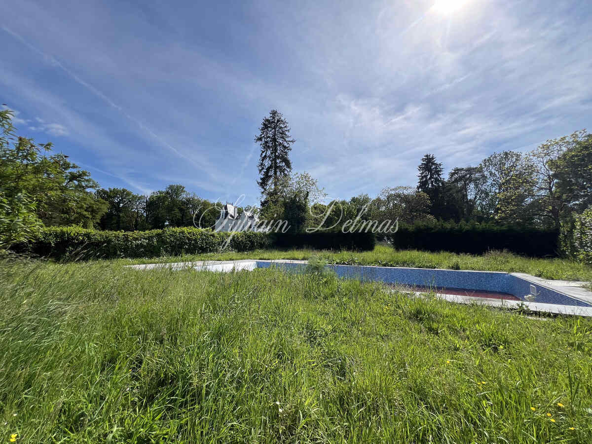CHÂTEAU DU XIXème dans un écrin de verdure proche de LOCHES