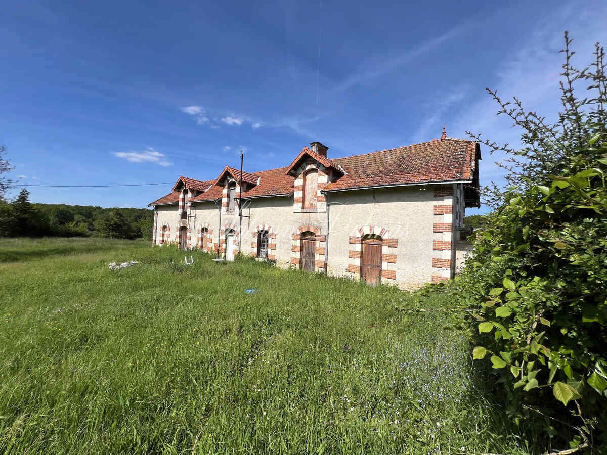 CHÂTEAU DU XIXème dans un écrin de verdure proche de LOCHES