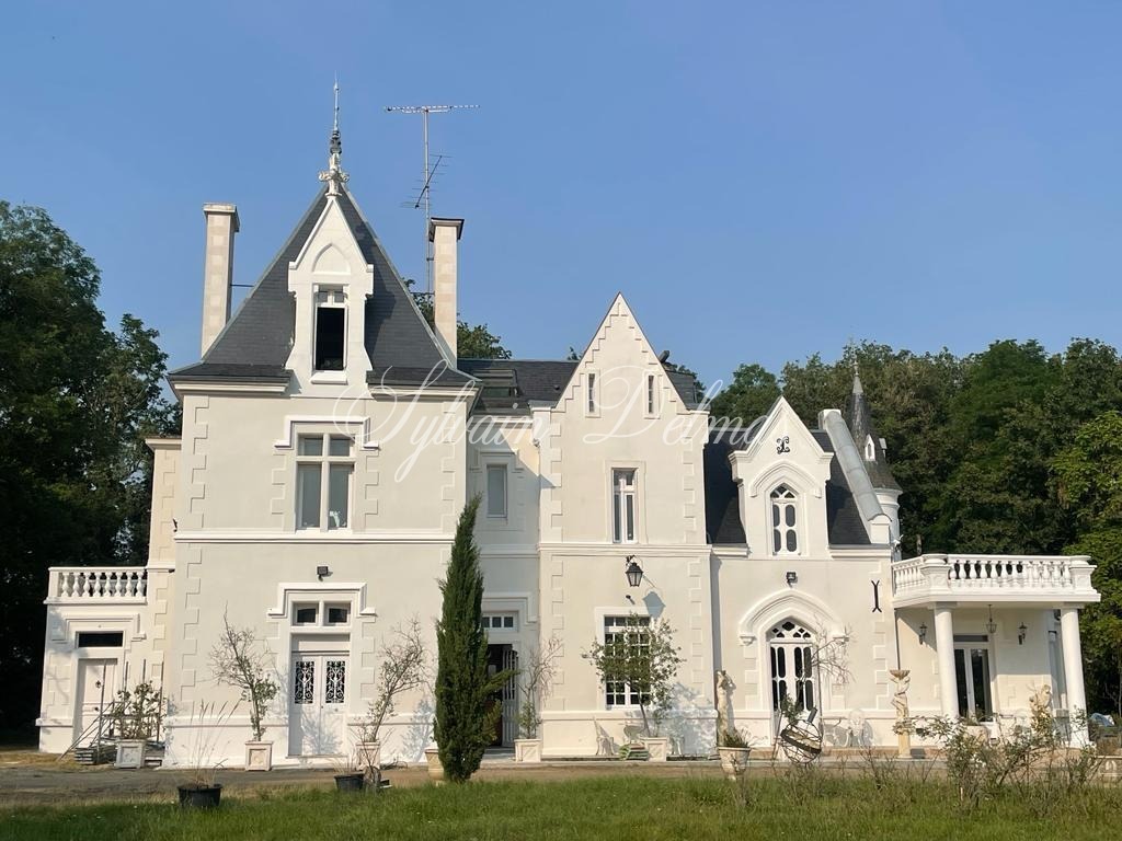 CHÂTEAU DU XIXème dans un écrin de verdure proche de LOCHES