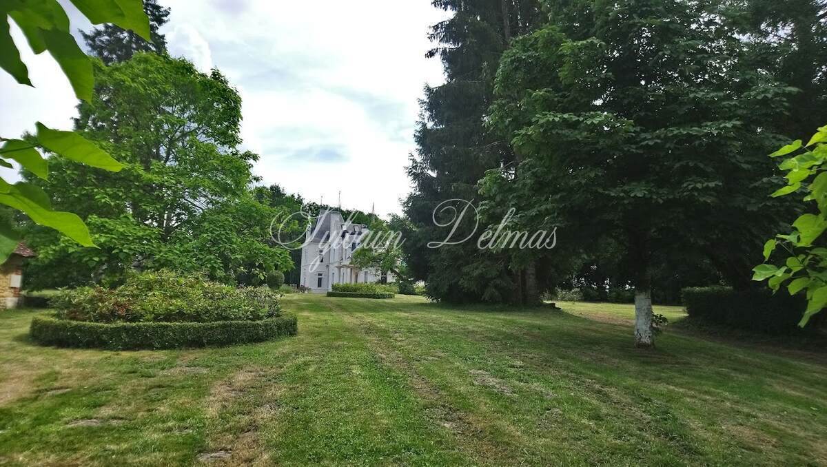 CHÂTEAU DU XIXème dans un écrin de verdure proche de LOCHES