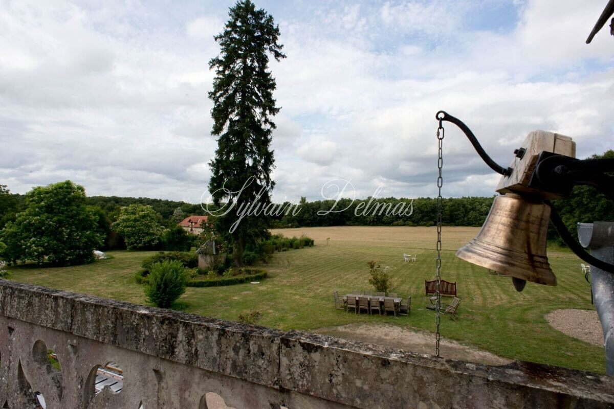 CHÂTEAU DU XIXème dans un écrin de verdure proche de LOCHES