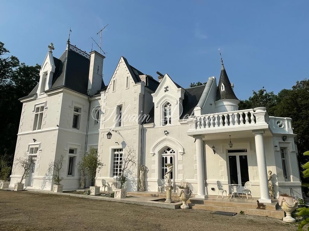 CHÂTEAU DU XIXème dans un écrin de verdure proche de LOCHES