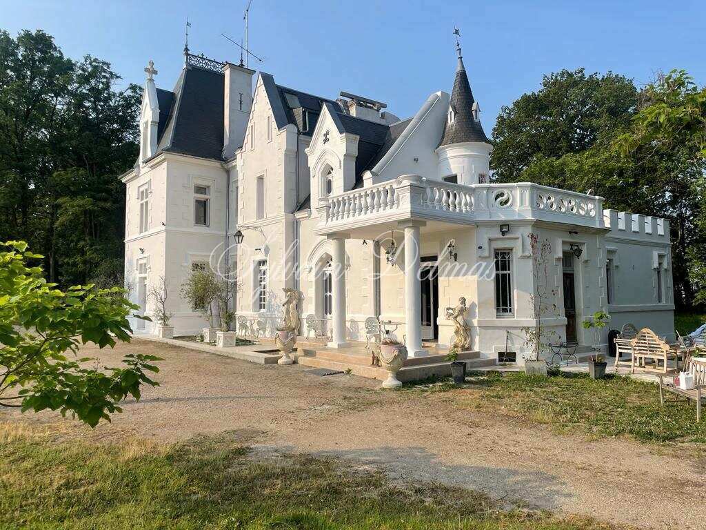 CHÂTEAU DU XIXème dans un écrin de verdure proche de LOCHES