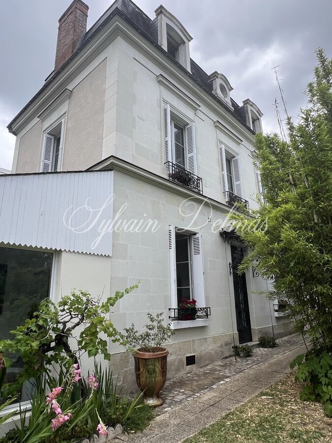 Saint Cyr sur LOIRE à 5 minutes du centre de TOURS maison XIXème 220 M2 avec jardin et garage