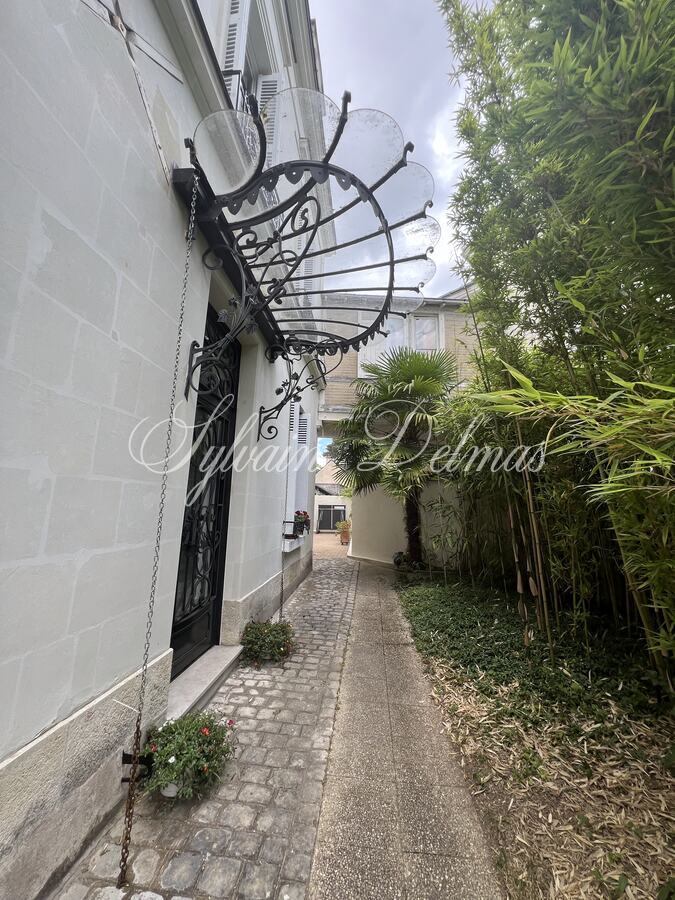 Saint Cyr sur LOIRE à 5 minutes du centre de TOURS maison XIXème 220 M2 avec jardin et garage