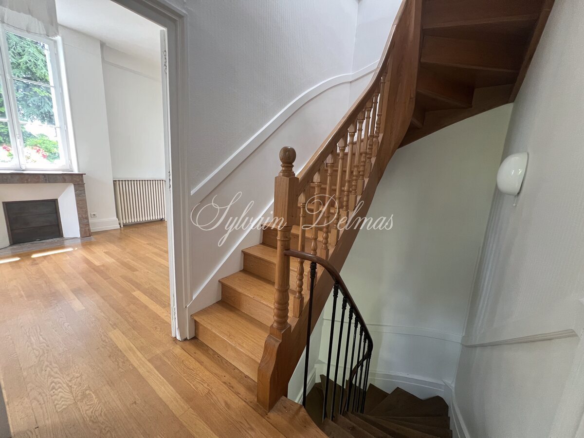 Saint Cyr sur LOIRE à 5 minutes du centre de TOURS maison XIXème 220 M2 avec jardin et garage