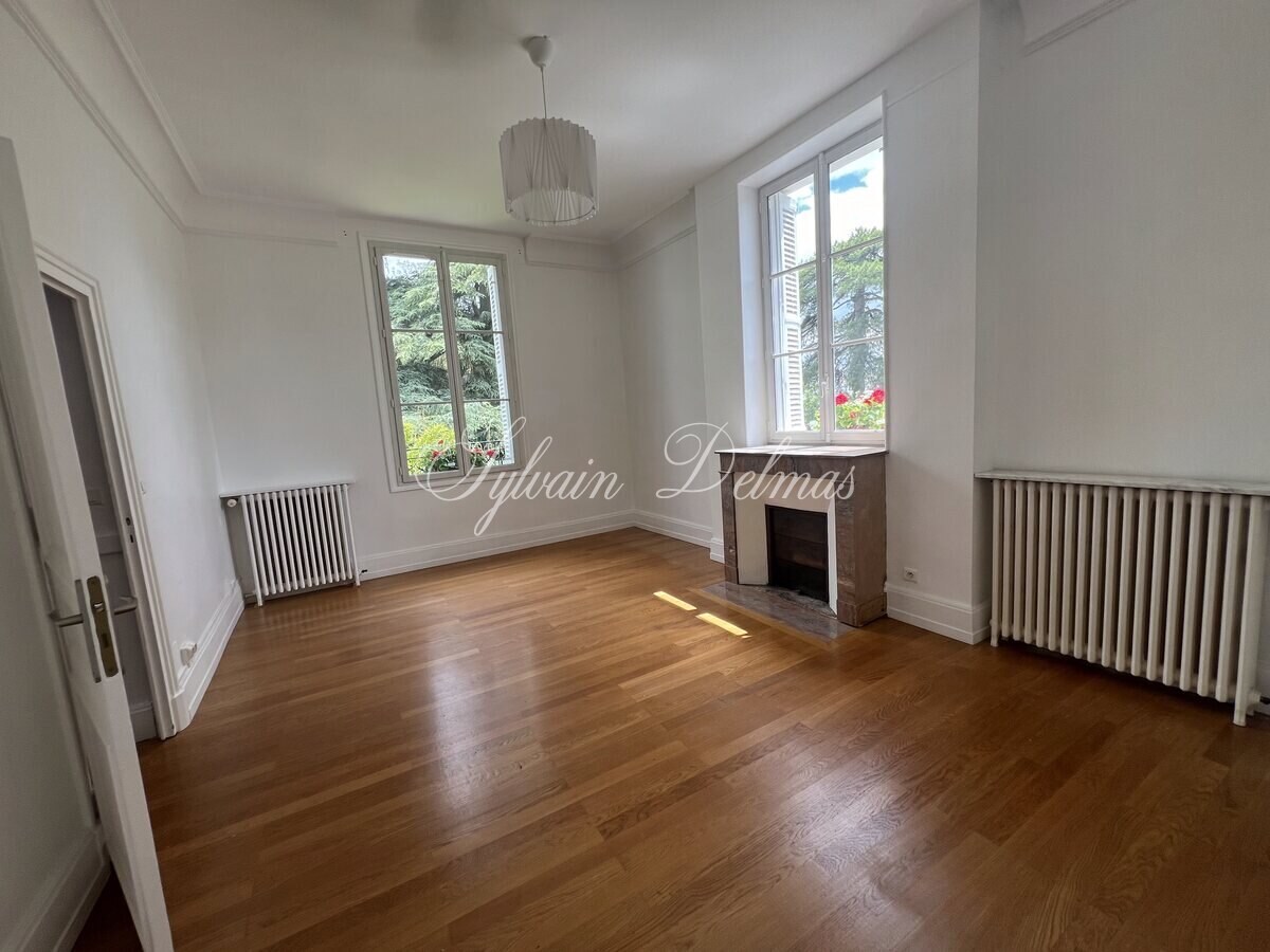 Saint Cyr sur LOIRE à 5 minutes du centre de TOURS maison XIXème 220 M2 avec jardin et garage