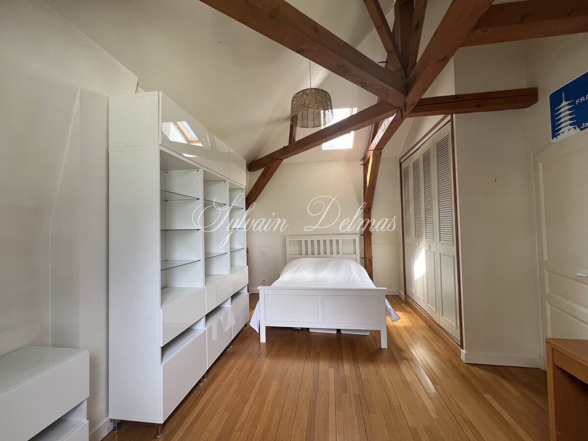 Saint Cyr sur LOIRE à 5 minutes du centre de TOURS maison XIXème 220 M2 avec jardin et garage