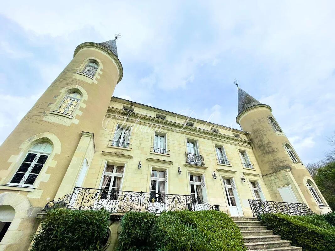La Roche Posay château XIXème restauré 1500 m2 sur 4.5 hectares 1.680 M€