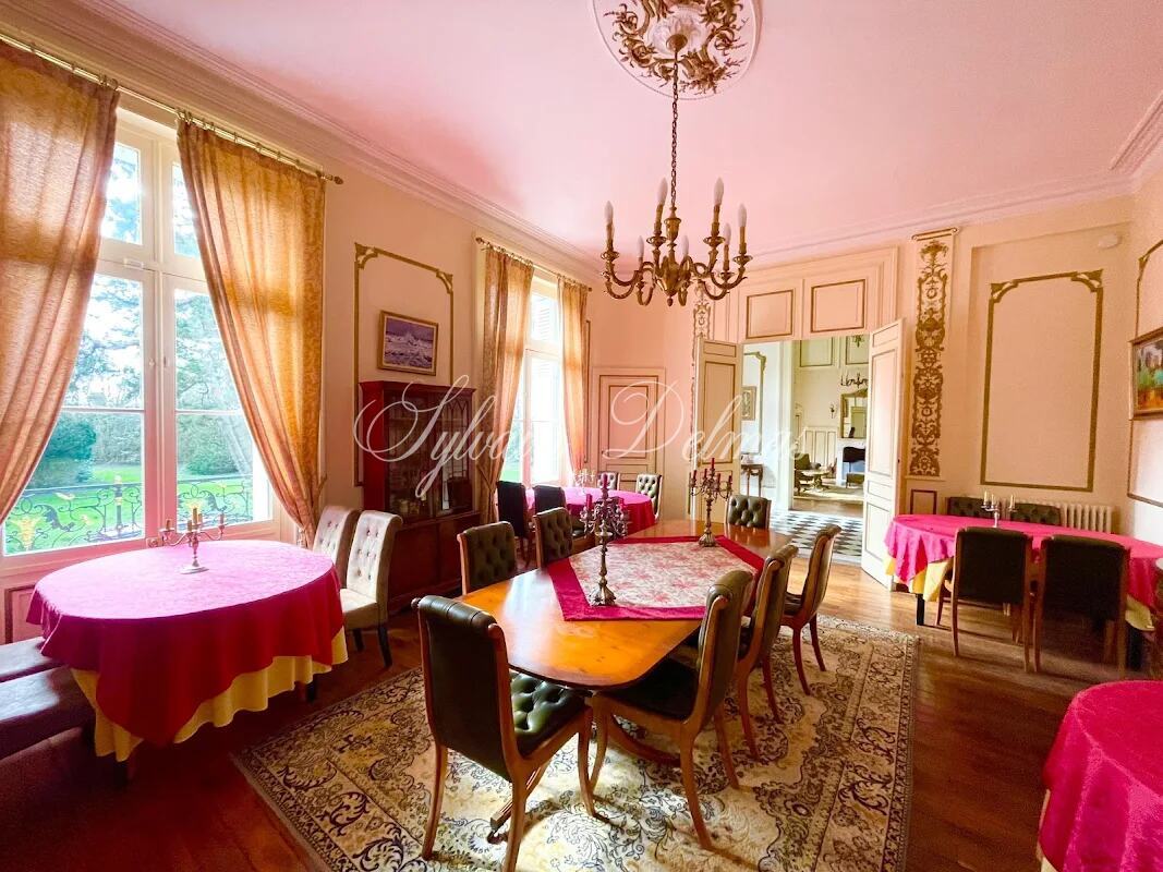 La Roche Posay château XIXème restauré 1500 m2 sur 4.5 hectares 1.680 M€