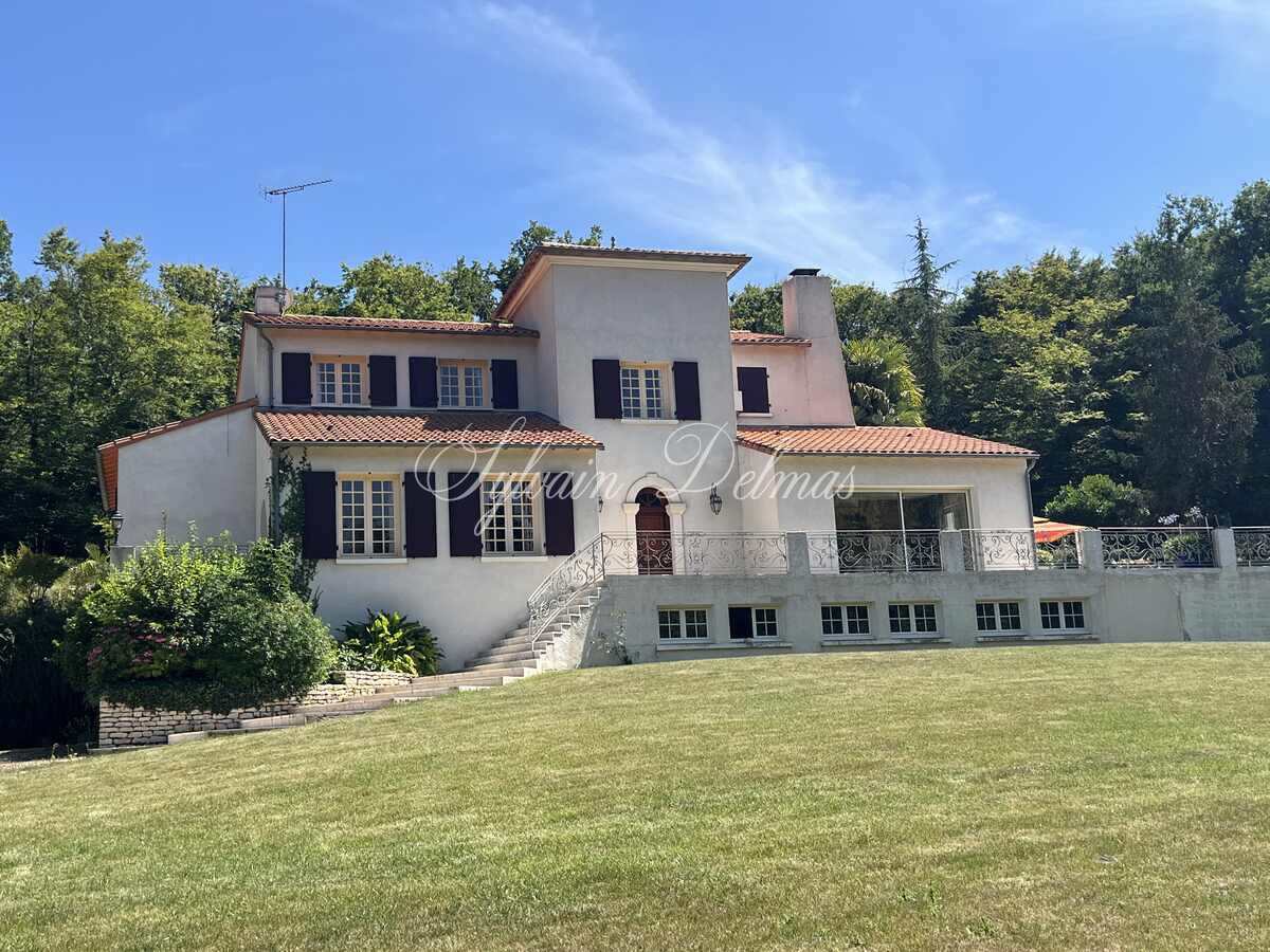 PROCHE DE POITIERS CENTRE  Maison contemporaine avec vu imprenable, son parc et son étang