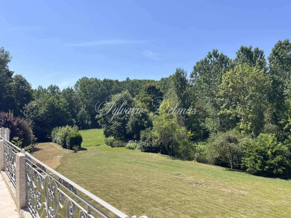 PROCHE DE POITIERS CENTRE  Maison contemporaine avec vu imprenable, son parc et son étang