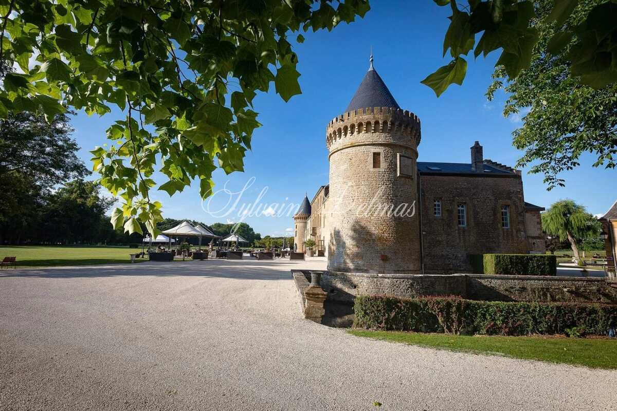 DANS LES ARDENNES CHÂTEAU HISTORIQUE ET CENTRE EQUESTRE 