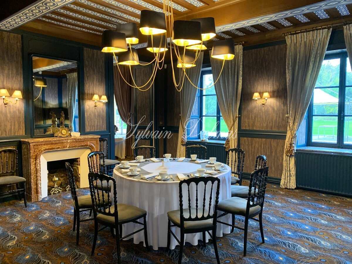 DANS LES ARDENNES CHÂTEAU HISTORIQUE ET CENTRE EQUESTRE 