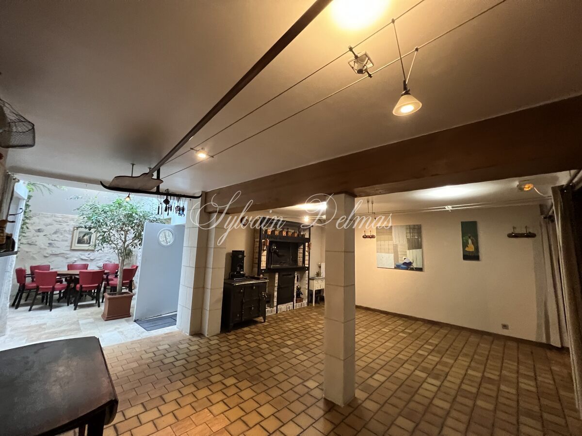 Maison XIX ème en tuffeaux quartier cathédrale Tours 240 M2
