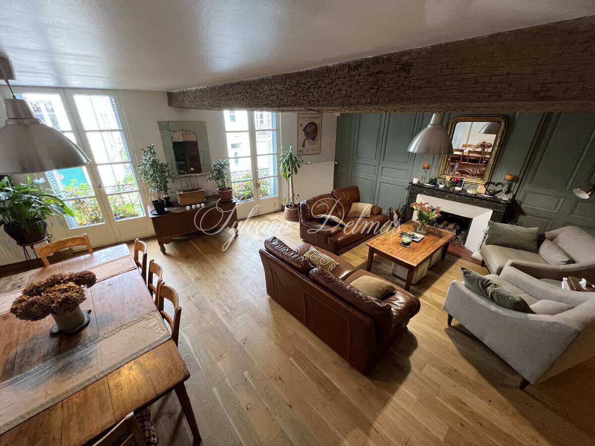 Maison XIX ème en tuffeaux quartier cathédrale Tours 240 M2