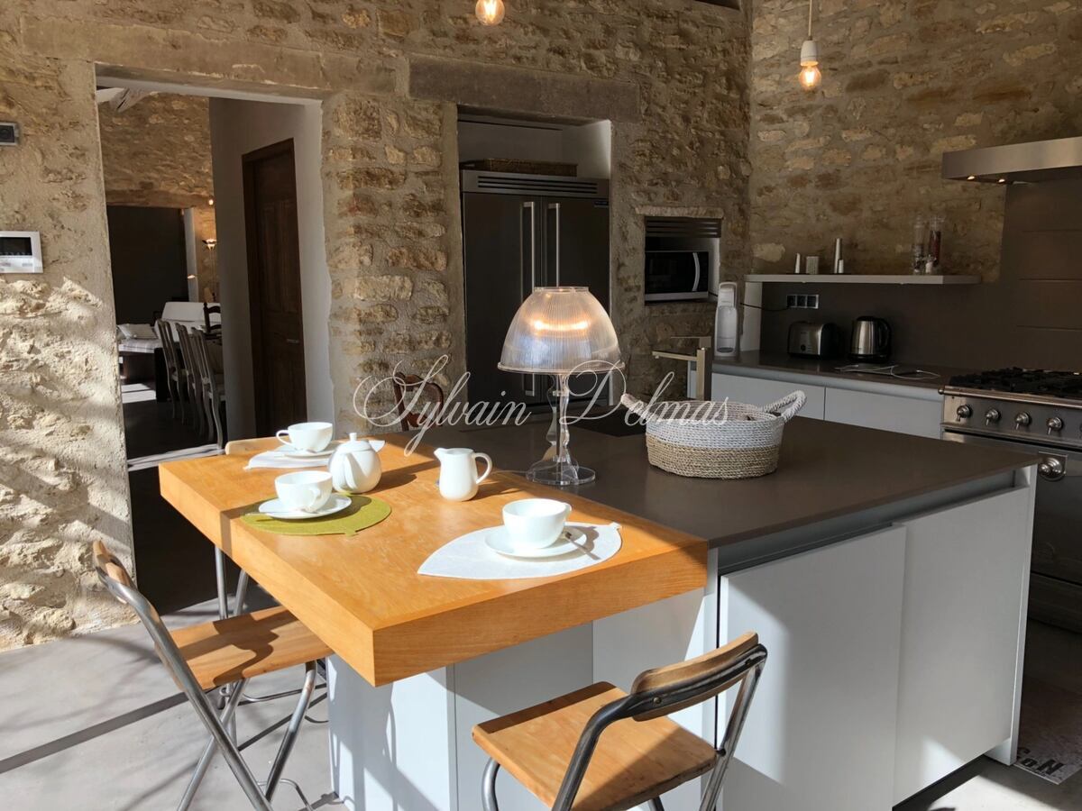 A OPPEDE exceptionnelle propriété du 18 eme de près de 465 m2 entourée d'oliviers et de vignes