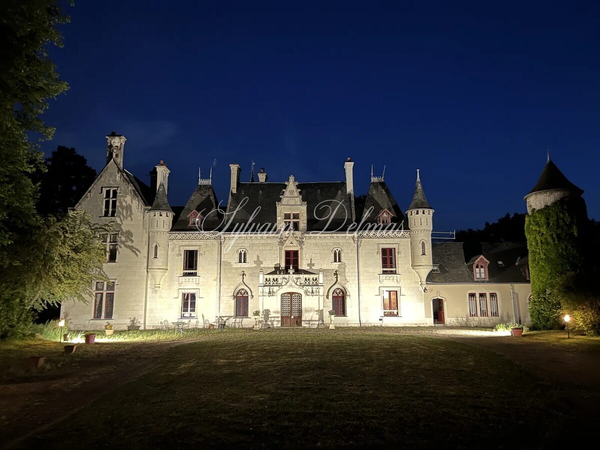 SUBLIME CHÂTEAU DU XV / XVIII ET XIX ème restauré dans un parc bucolique entouré de douves