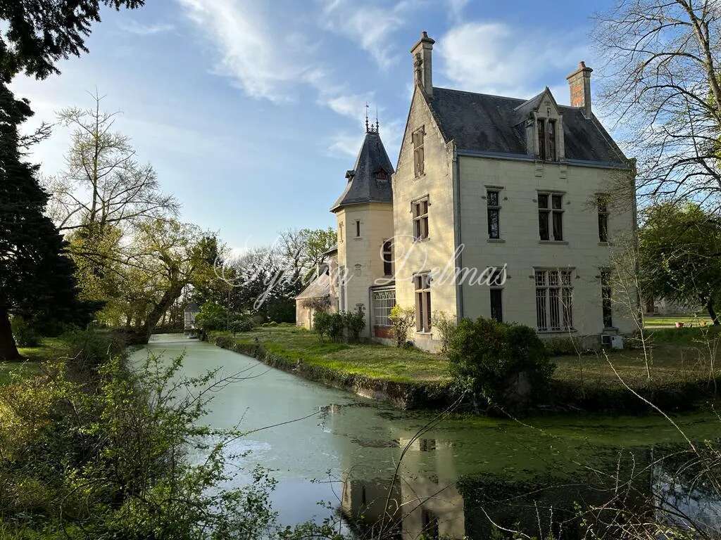SUBLIME CHÂTEAU DU XV / XVIII ET XIX ème restauré dans un parc bucolique entouré de douves