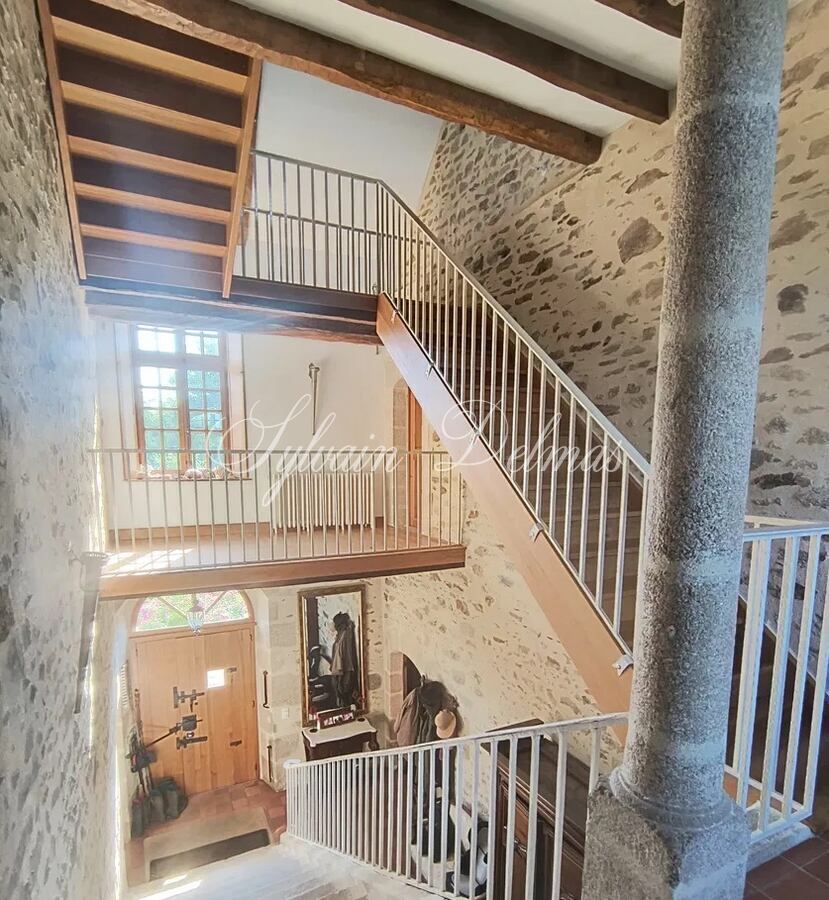 Château du XVII eme situe à 25 min de Limoges sur a magnifique plan d'eau et un parc de 27ha