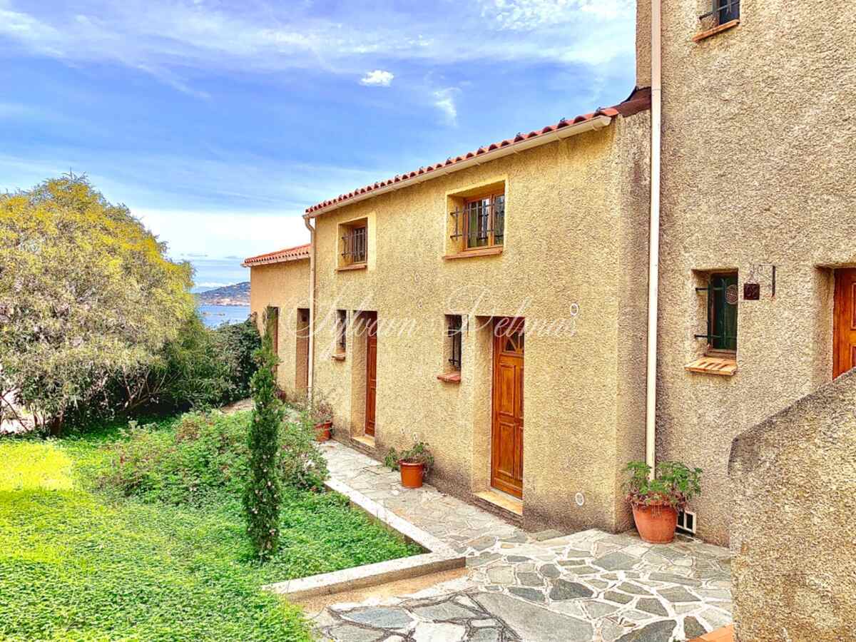Corse - À Vendre Ensemble Immobilier de 575m2 - Les Pieds dans l'eau