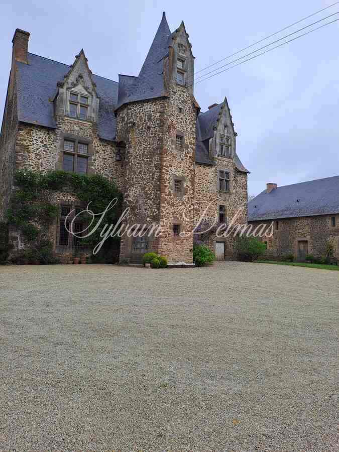 Manoir du XVI eme ISMH dans l'est de la Mayenne