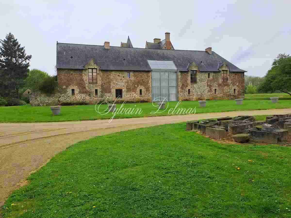 Manoir du XVI eme ISMH dans l'est de la Mayenne