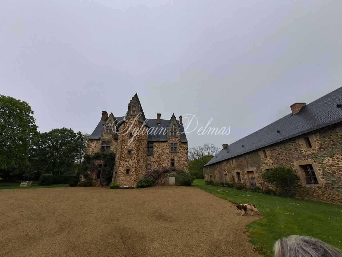Manoir du XVI eme ISMH dans l'est de la Mayenne