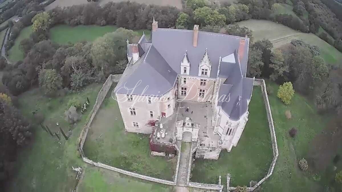 Magnifique château dans le ciel du XV eme dans la Sarthe. (ISMH)