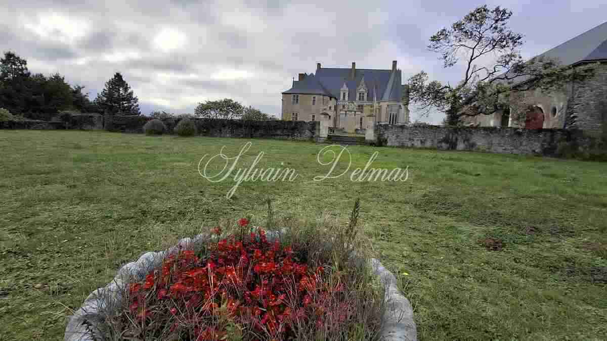 Magnifique château dans le ciel du XV eme dans la Sarthe. (ISMH)