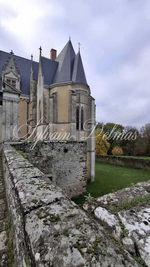 Magnifique château dans le ciel du XV eme dans la Sarthe. (ISMH)