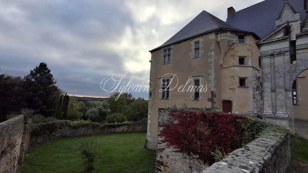 Magnifique château dans le ciel du XV eme dans la Sarthe. (ISMH)