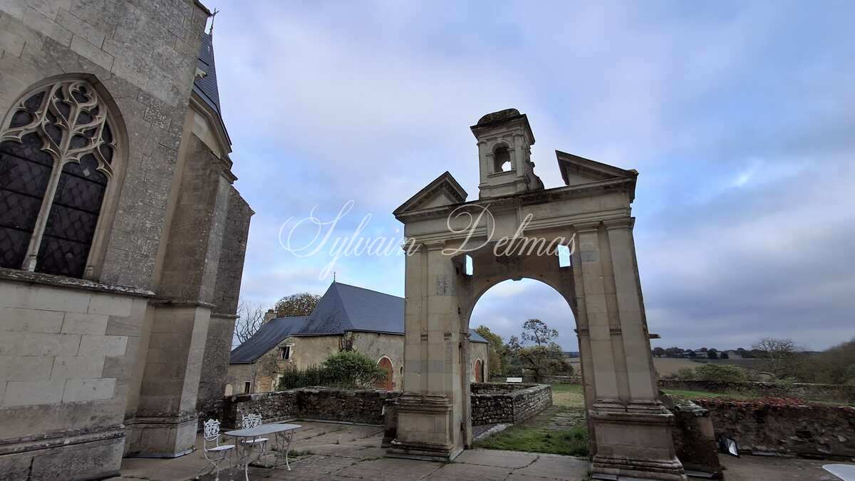 Magnifique château dans le ciel du XV eme dans la Sarthe. (ISMH)