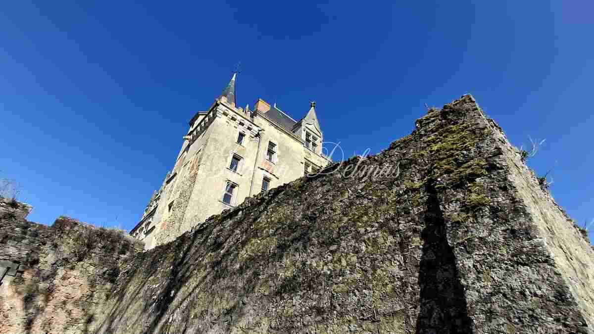 Magnifique château dans le ciel du XV eme dans la Sarthe. (ISMH)
