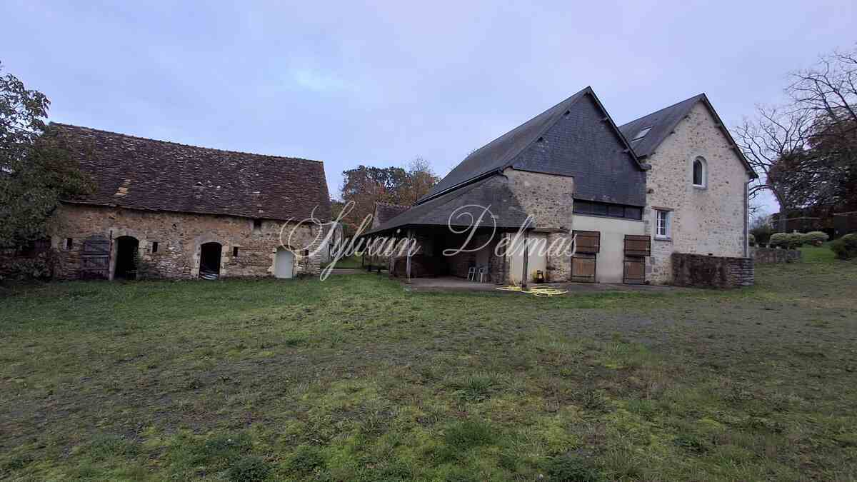 Magnifique château dans le ciel du XV eme dans la Sarthe. (ISMH)