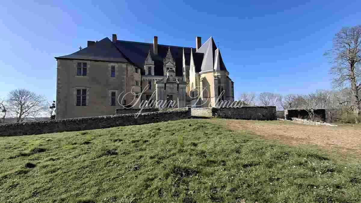 Magnifique château dans le ciel du XV eme dans la Sarthe. (ISMH)