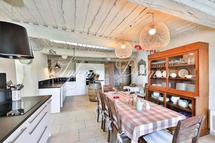Grande ferme provençale d'exception à vendre dans le Vaucluse, entièrement restaurée.