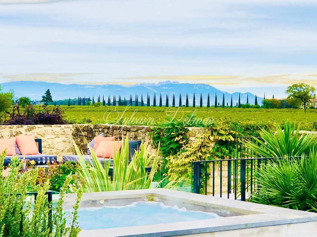 Grande ferme provençale d'exception à vendre dans le Vaucluse, entièrement restaurée.