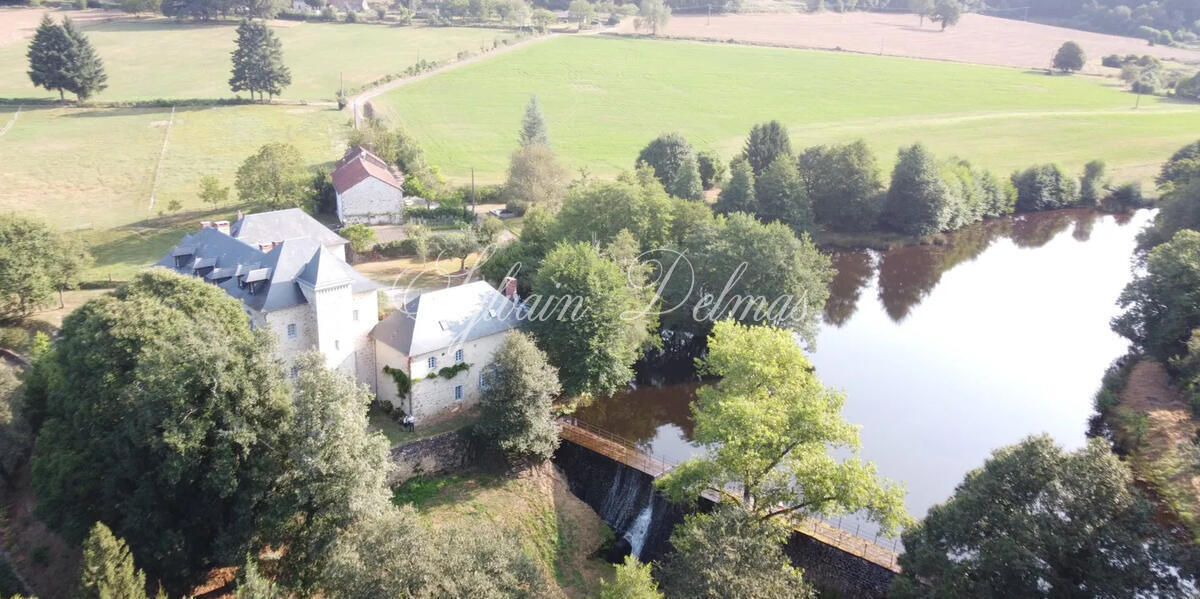 Château du XVII eme situe à 25 min de Limoges sur a magnifique plan d'eau et un parc de 27ha