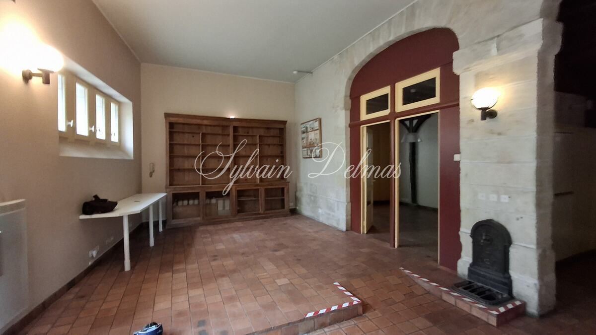 Immeuble ancien à usage mixte dans le vieux Tours de 400m2.